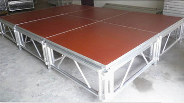 China Rotes 3-Schichten- Sperrholz-Aluminiumstadiums-Plattform mit Gleitschutzbrett fournisseur